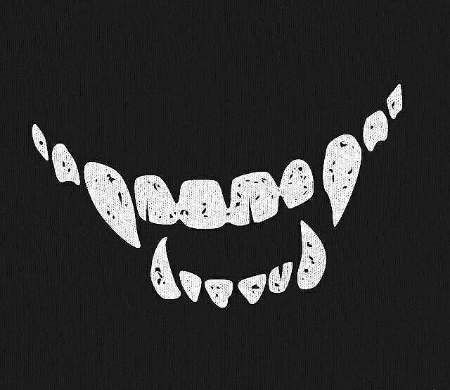 Острые зубы на чёрном фоне