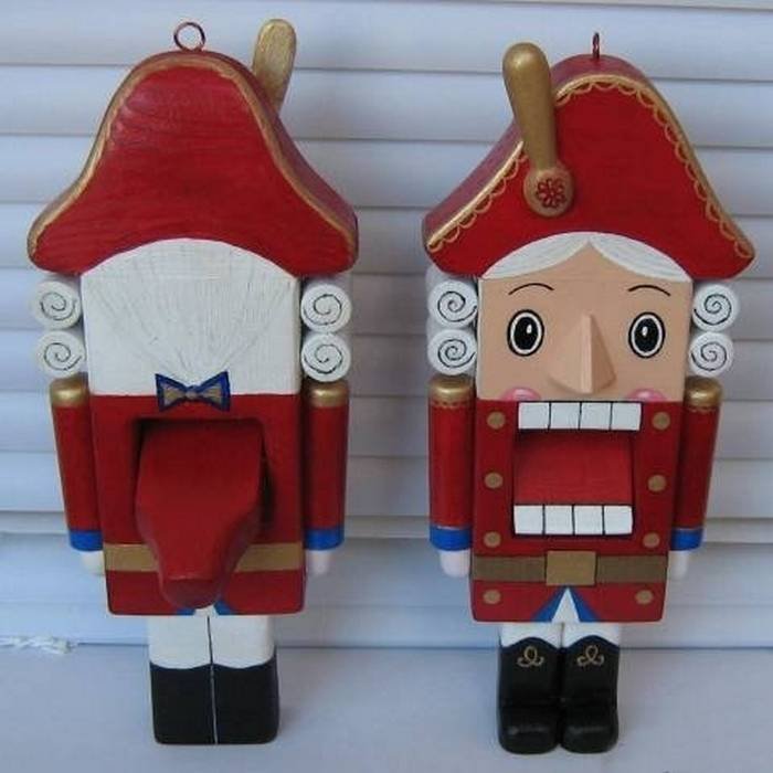 Игрушка Щелкунчик вид сзади