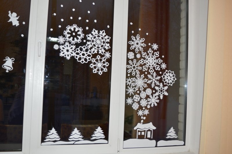 Домик со снежинками из трубы