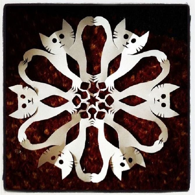 Снежинки в форме котиков