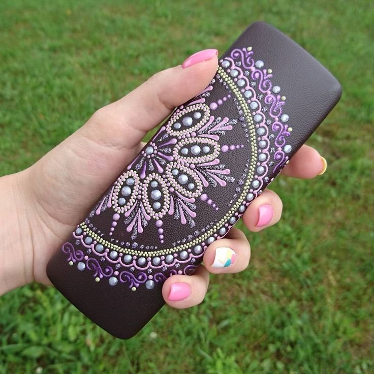 Точечная роспись чехла для телефона