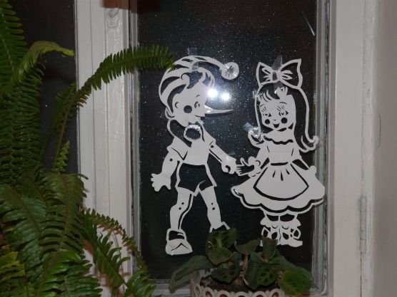 Сказочные герои в окне