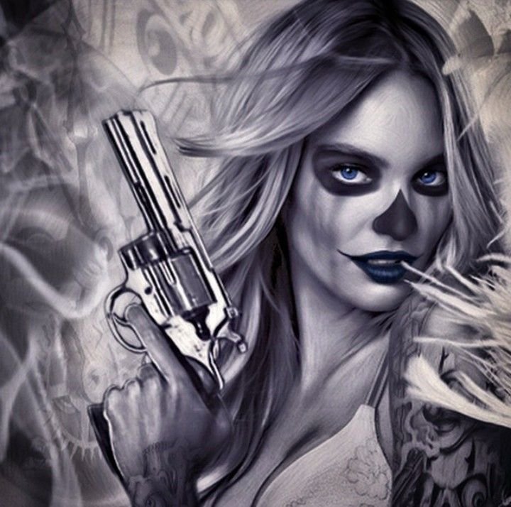 Чикано девушка с пистолетом