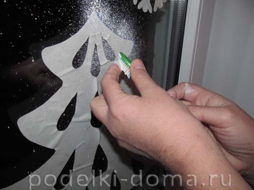 Рисунки на окнах зубной пастой