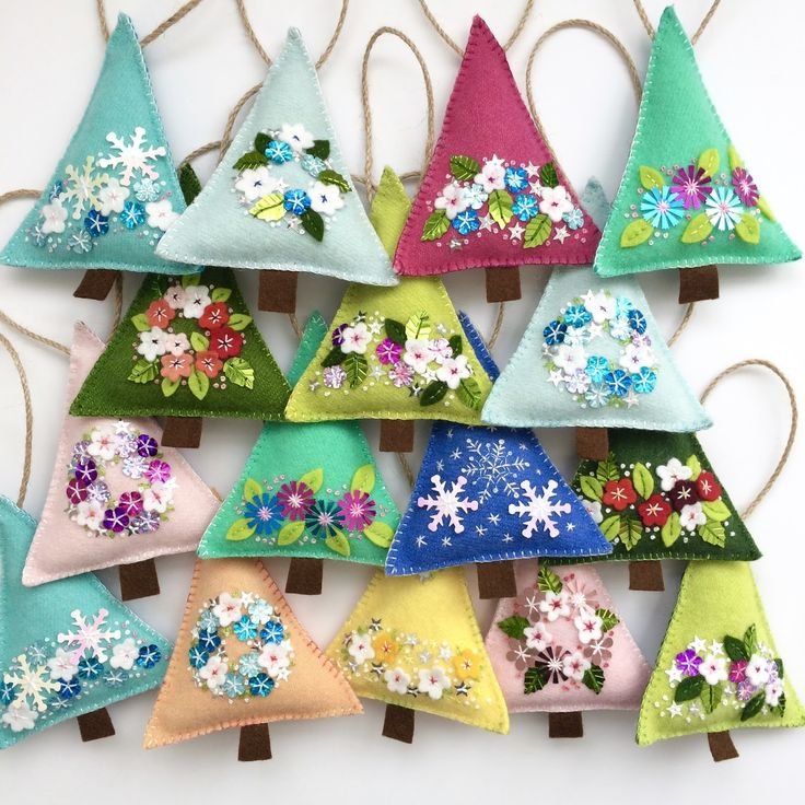 Первые тканевые елочные игрушки