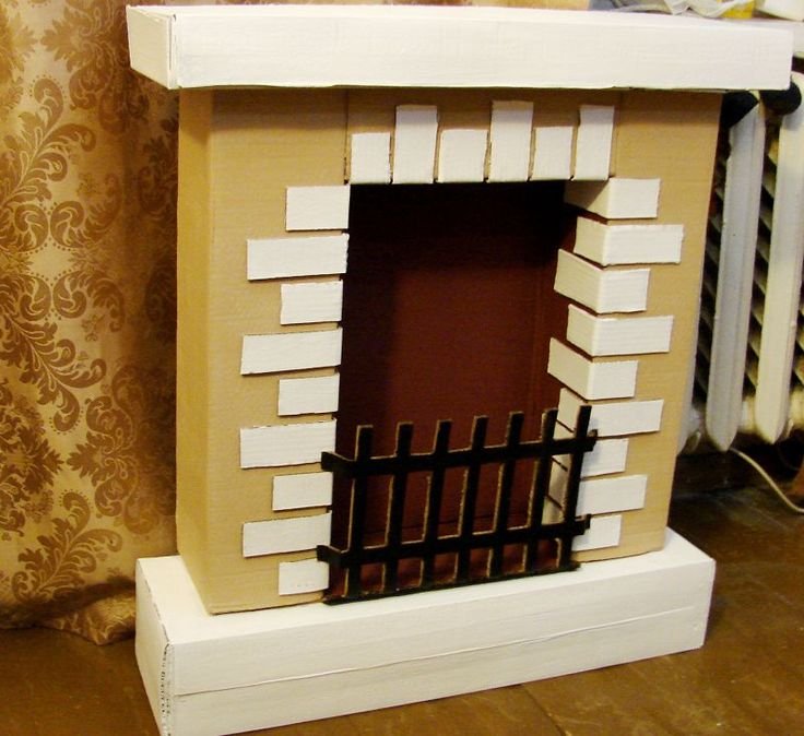 Камин из коробок с решеткой