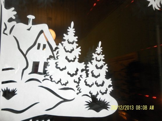 Украшение окон к новому году дерево в снегу