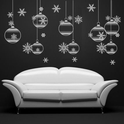 Новогодний декор на белой стене