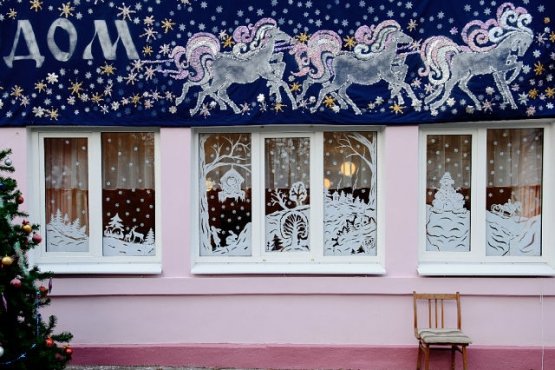 Украшение фасада школы