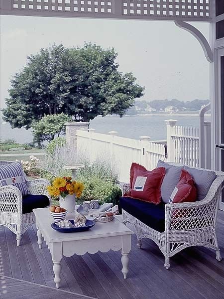 Терраса с белой мебелью