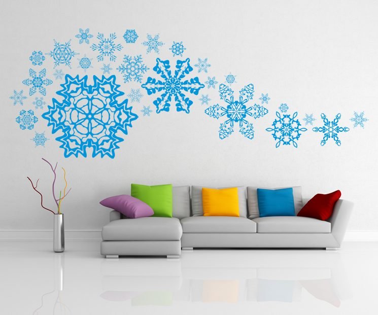 Композиция из снежинок на стене