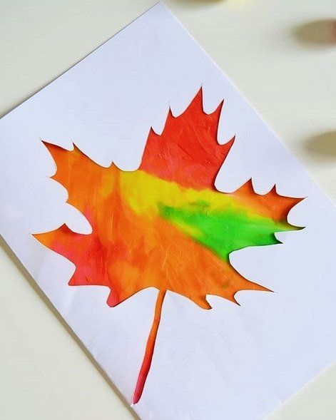 Кленовый лист из пластилина