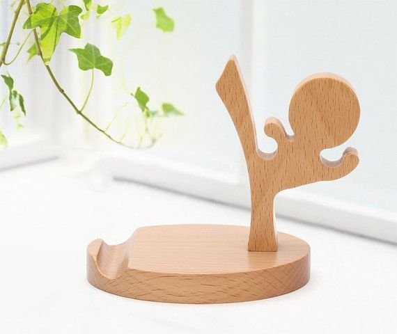 Деревянный держатель для телефона