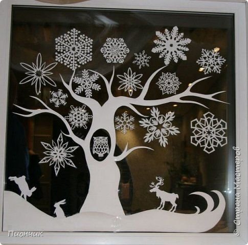 Украшение окон на новый год дерево