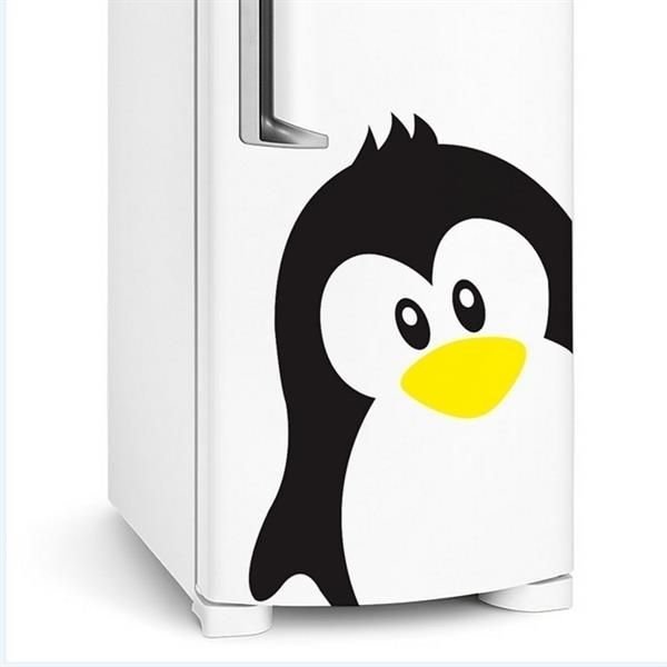 Пингвин выглядывает из окна