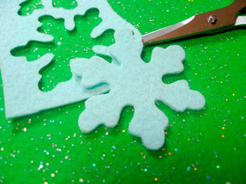 Снежинки на фетре