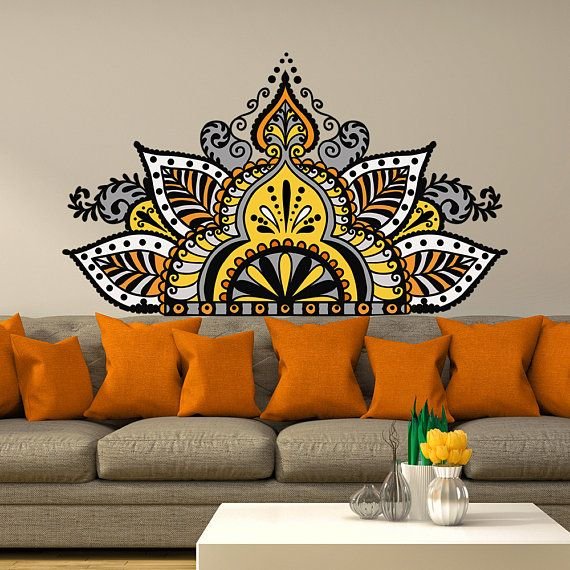 Орнамент на стене в интерьере