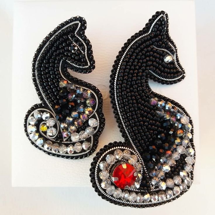 Брошь из бисера кошечка