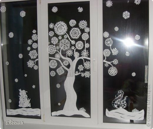 Дерево из снежинок на окне