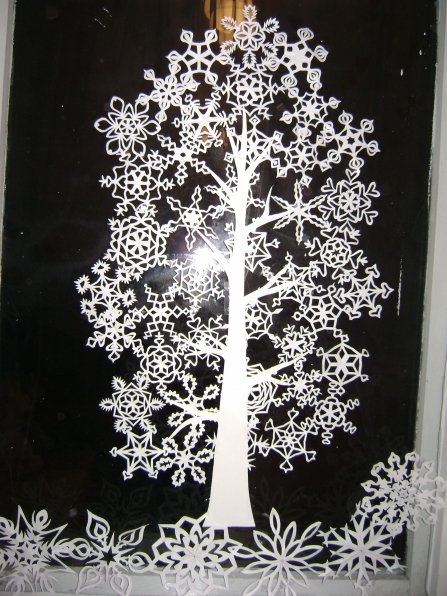 Дерево из снежинок на окне